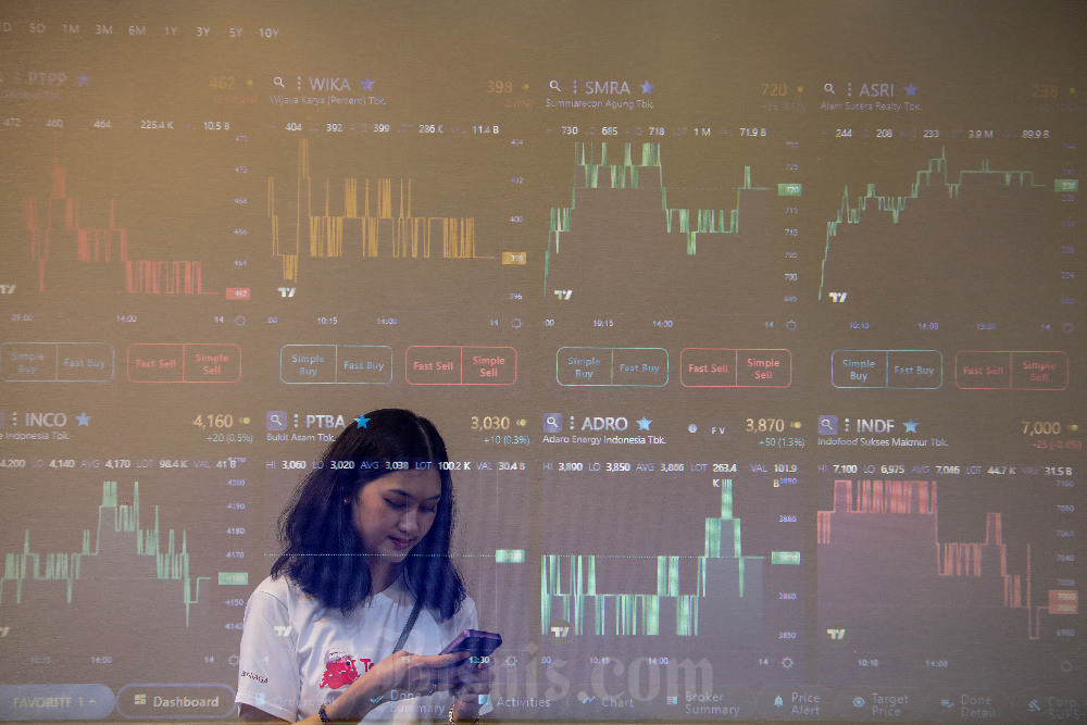 Investor mengamati pergerakan harga saham di Jakarta, Minggu (13/10/2024). Bisnis/Eusebio Chrysnamurti