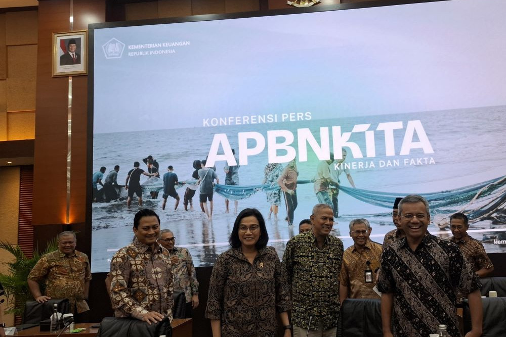 Menteri Keuangan Sri Mulyani Indrawati beserta jajaran wakil menteri keuangan dan para eselon I Kementerian Keuangan dalam konferensi pers APBN KiTa, Jumat (8/11/2024). /Bisnis-Surya Dua Artha Simanjuntak