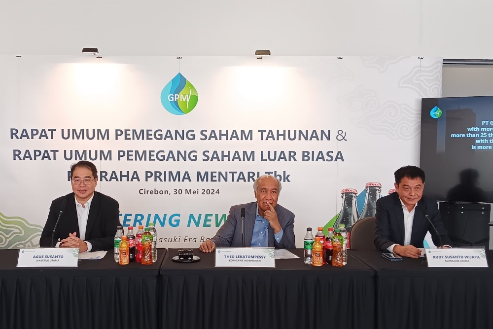 Jajaran komisaris dan direksi PT Graha Prima Mentari Tbk. (GRPM). Dari kiri-kanan: Direktur Utama GRPM Agus Susanto, Komisaris Independen GRPM Theo Lekatompessy, Komisaris Utama GRPM Rudy Susanto.