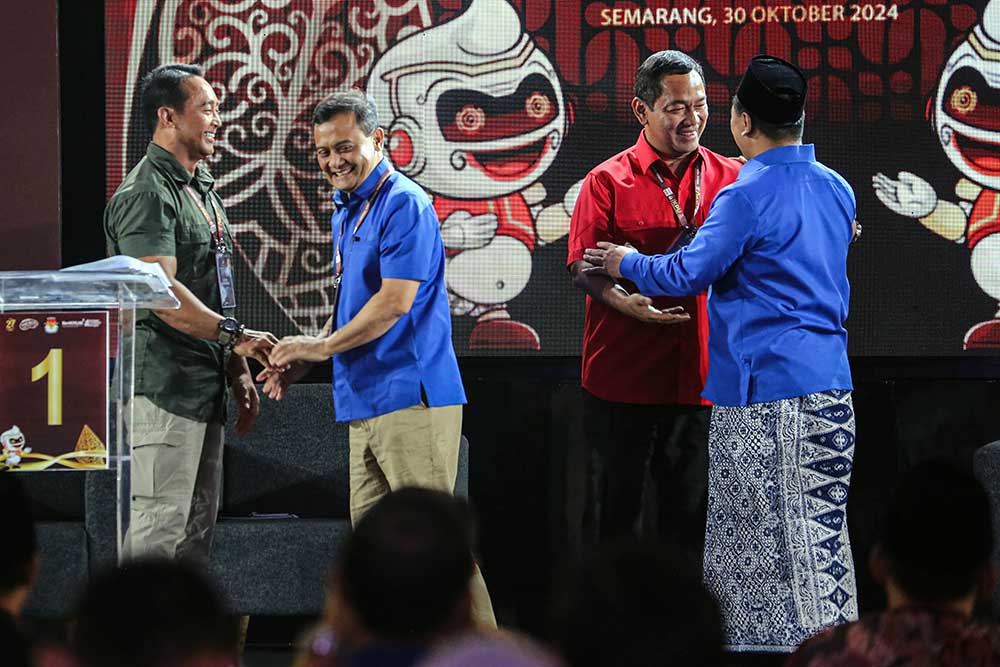 Pasangan calon Gubernur Jawa Tengah dan calon Wakil Gubernur Jawa Tengah nomor urut 1, Andika Perkasa (kiri) dan Hendrar Prihadi (kedua kanan) bersalaman dengan pasangan calon Gubernur Jawa Tengah dan Wakil Gubernur Jawa Tengah nomor urut 2, Ahmad Luthfi (kedua kiri) dan Taj Yasin Maimoen (kanan) saat mengikuti Debat Publik Pertama Pilgub Jawa Tengah 2024 di Marina Convention Center, Semarang, Jawa Tengah, Rabu (30/10/2024). ANTARA FOTO/Makna Zaezar