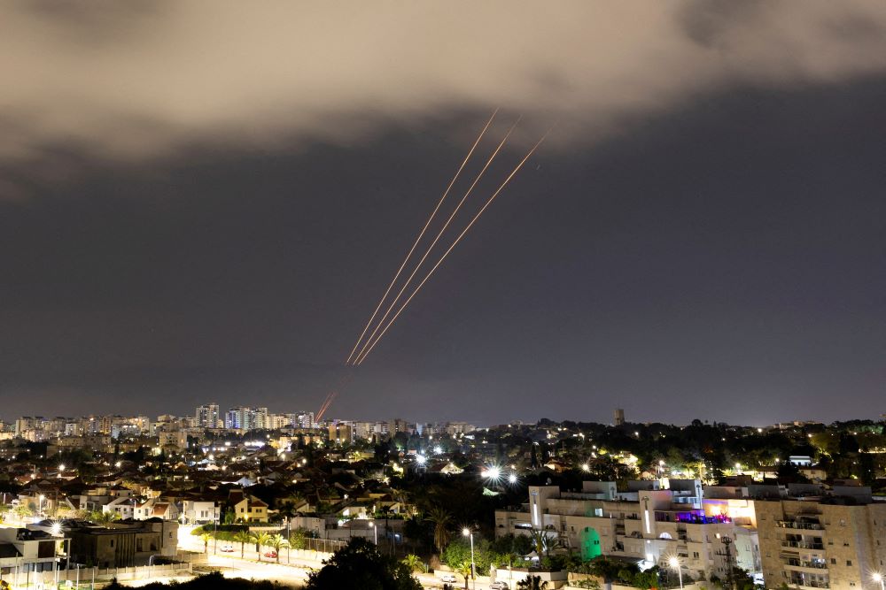 Sistem anti-rudal beroperasi pada 14 April 2024 setelah Iran meluncurkan pesawat tak berawak dan rudal ke arah Israel./Reuters