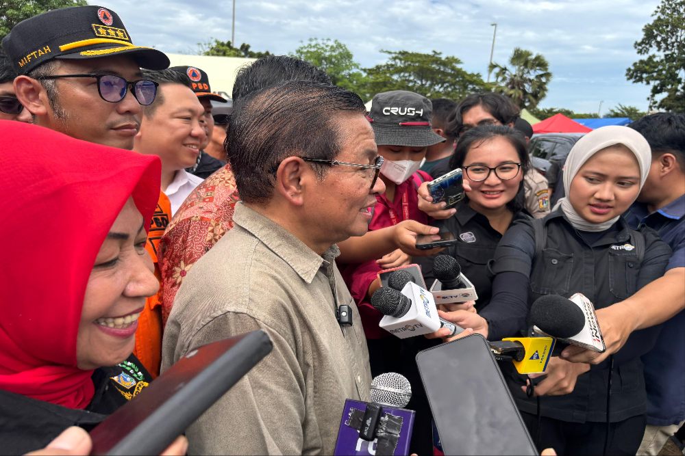 Calon Gubernur nomor urut tiga di Pilkada Jakarta, Pramono Anung, mengunjungi para korban kebakaran Kebon Kosong, Kemayoran, Jakarta Pusat, pada Kamis (12/12/2024) / BISNIS - Jessica Gabriela Soehandoko