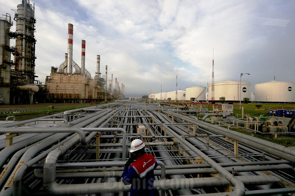 Pekerja PT Kilang Pertamina Internasional (KPI) beraktivitas di kawasan Pertamina Refinery Unit (RU) IV Cilacap. Bisnis/Nurul Hidayat