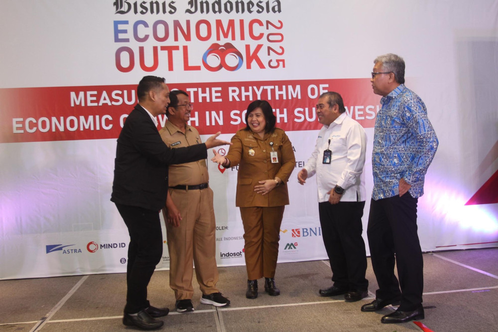 Plh Kepala Biro Perekonomian dan Administrasi Pembangunan Sulawesi Selatan Abdul Azis Bennu (kedua kiri) Plh Kepala Dinas Perindustrian dan Perdagangan Sulsel Since Erna Lamba (tengah), Wakil Ketua Apindo Sulsel Subhan Djaya Mappaturung (kanan), GM Pelindo Regional 4 Makassar, Iwan Sjarifuddin (kedua kanan) dan Kepala Perwakilan Bisnis Indonesia Makassar Amri Nur Rahmat berbincang pada acara Bisnis Indonesia Economic Outlook 2025 di Makassar, Sulawesi Selatan, Kamis (10/12/2024)./Bisnis-Paulus Tandi Bone.