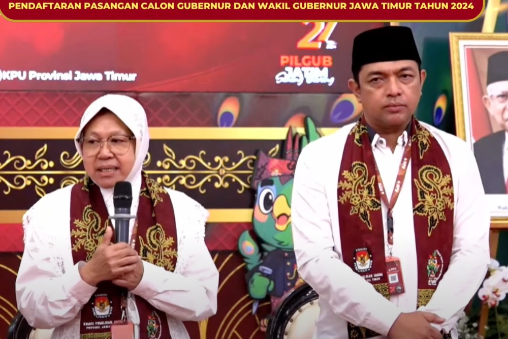 Tangkapan layar Tri Rismaharini dengan KH Zahrul Azhar Asumta atau Gus Hans saat mendaftarkan Pilkada Jatim di KPU Jatim, Kamis (28/8/2024)/KPU Jatim