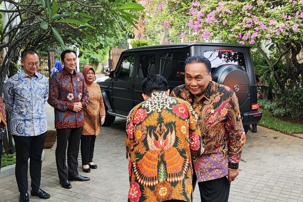 Wakil Presiden Terpilih Gibran Rakabuming Raka (membungkuk) bertemu politisi PDIP sekaligus Wakil Ketua MPR RI Bambang Pacul di Jakarta Pusat, Senin (14/10/2024). JIBI/Anshary Madya Sukma