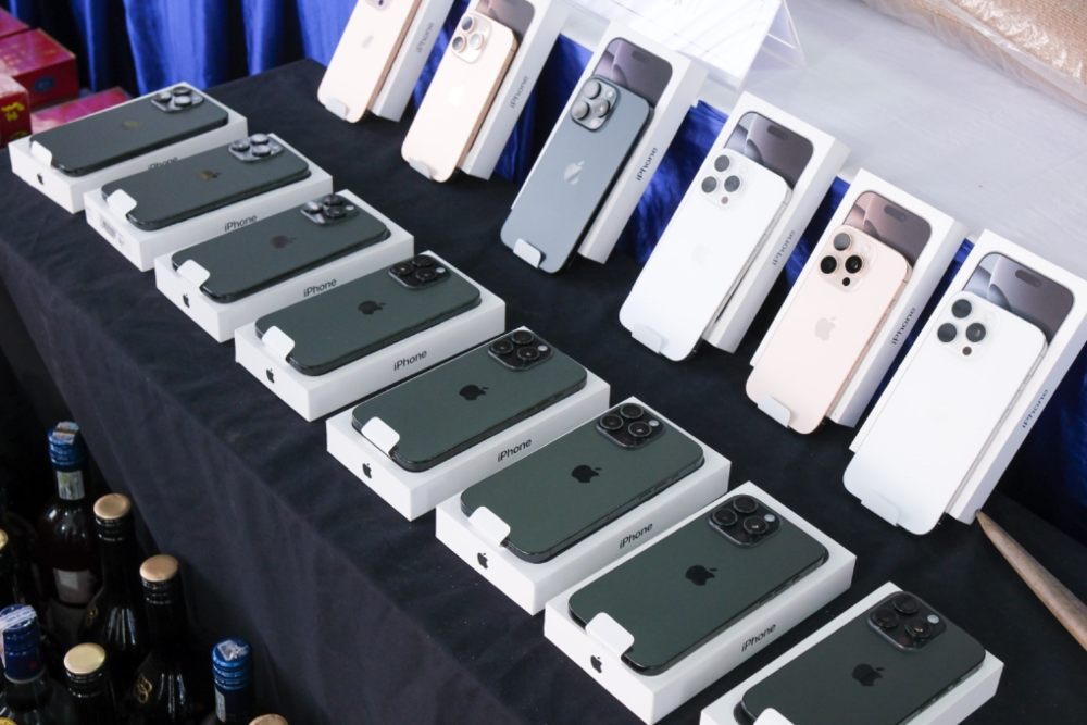 Kantor Pelayanan Utama Bea Cukai Tipe Madya Pabean (KPUBC TMP) C Soekarno-Hatta (Soetta) menggagalkan pengiriman 102 unit iPhone 16 ilegal yang tidak mengantongi izin resmi dari pemerintah Indonesia pada Jumat (29/11/2024) - Dok. Bea Cukai.