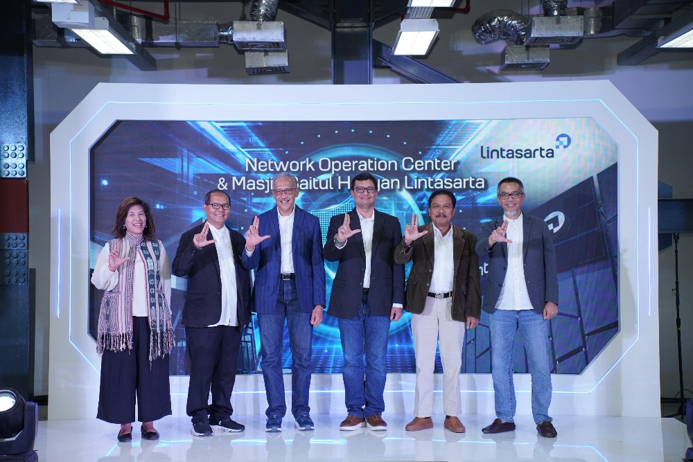 (Ki-Ka) Jajaran Lintasarta Retno Kusumorini Firdaus Chief HR Officer, Hariyadi Ramelan Director and Chief
Financial Officer, Dody Budi Waluyu Komisaris Utama, Bayu Hanantasena President Director & CEO
Lintasarta, Yeni Sugiharto Komisaris, Ginandjar Director & Chief Delivery and Operation Officer saat peresmian NOC di Jawa Barat