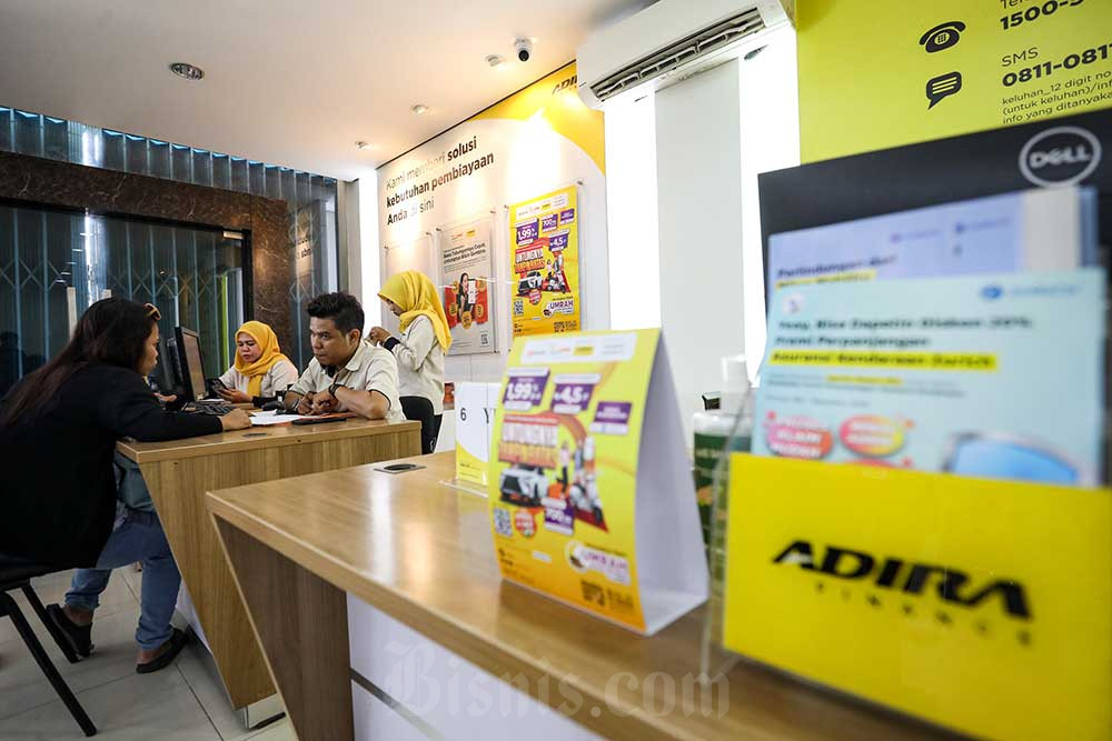 Karyawan melayani nasabah di kantor cabang Adira Finance di Jakarta. Bisnis/Abdurachman