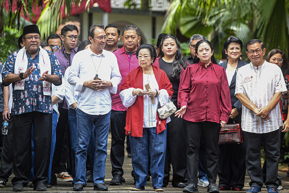 Presiden RI ke-5 Megawati Soekarnoputri (tengah) berjalan bersama Ketua DPR Puan Maharani (kedua kanan) beserta keluarganya didampingi pasangan Cagub-Cawagub Jakarta nomor urut 3 Pramono Anung (kanan)-Rano Karno (kiri) menuju Tempat Pemungutan Suara (TPS) untuk menggunakan hak pilihnya pada Pemilihan Umum Kepala Daerah (Pilkada) Serentak 2024 di TPS 024 Kebagusan, Jakarta, Rabu (27/11/2024). ANTARA FOTO/Muhammad Adimaja