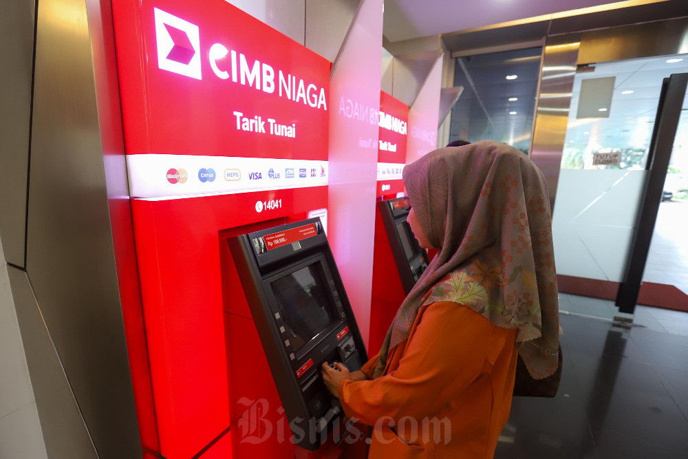 Nasabah melakukan transaksi keuangan di kantor cabang CIMB Niaga di Jakarta. Bisnis/Himawan L Nugraha
