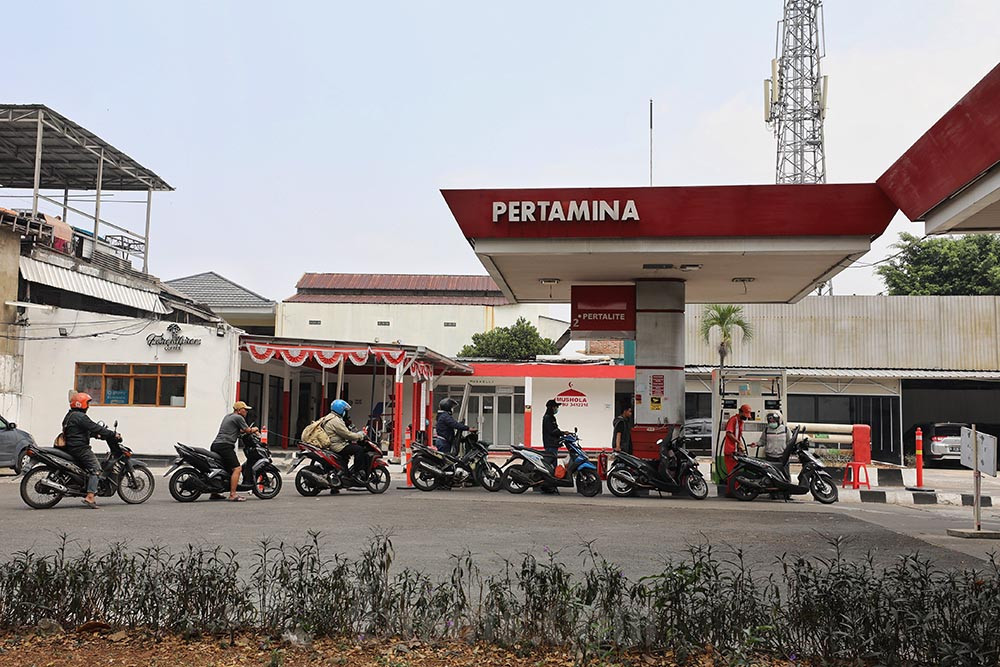 Petugas melakukan pengisian BBM disalah satu Stasiun Pengisian Bahan Bakar Umum (SPBU) di Jakarta, Minggu (3/9/2023). Bisnis/Eusebio Chrysnamurti
