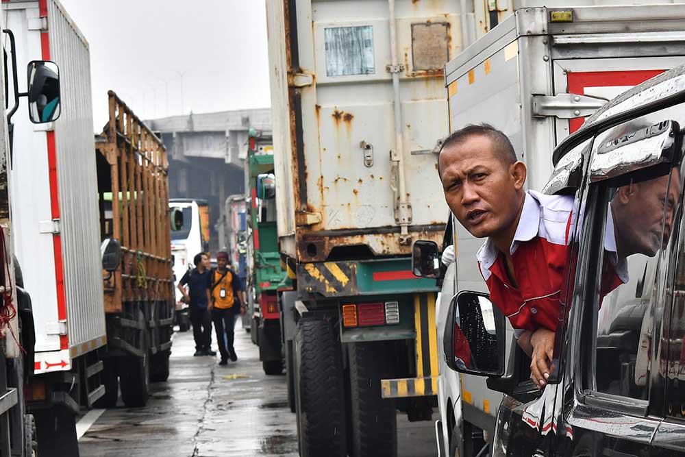 Seorang pengendara terjebak kemacetan saat aksi buruh di kawasan MM 2100, Kabupaten Bekasi, Jawa Barat, Kamis (30/11/2023)./Antara-Fakhri Hermansyah.