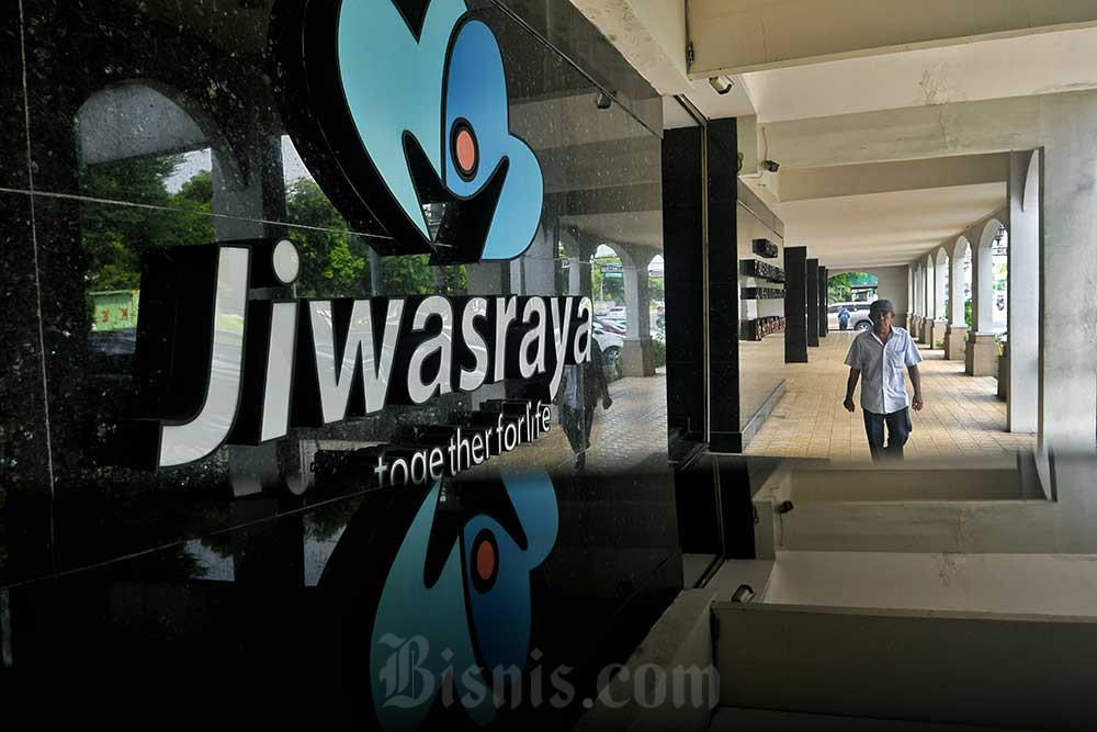 Karyawan melintas di depan logo PT Asuransi Jiwasraya (Persero) di Jakarta. Bisnis/Abdurachman
