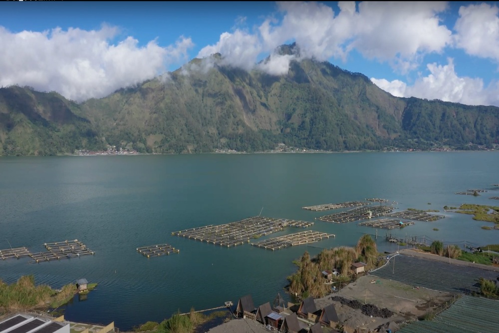 Danau Batur di Kintamani, Kabupaten Bangli yang merupakan Danau terbesar di Bali. Danau ini mengalirkan air ke enam Kabupaten di Bali/Bisnis