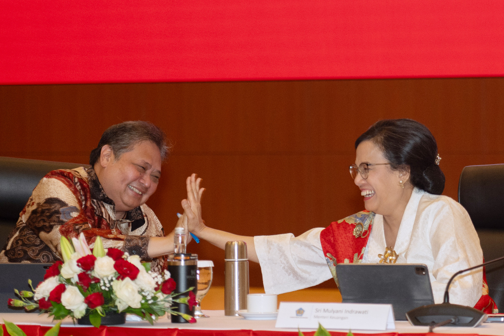 Menteri Koordinator Bidang Perekonomian Airlangga Hartarto bersama Menteri Keuangan Sri Mulyani Indrawati dalam konferensi pers di Jakarta, Jumat (16/8/2024). / Bloomberg-Rosa Panggabean