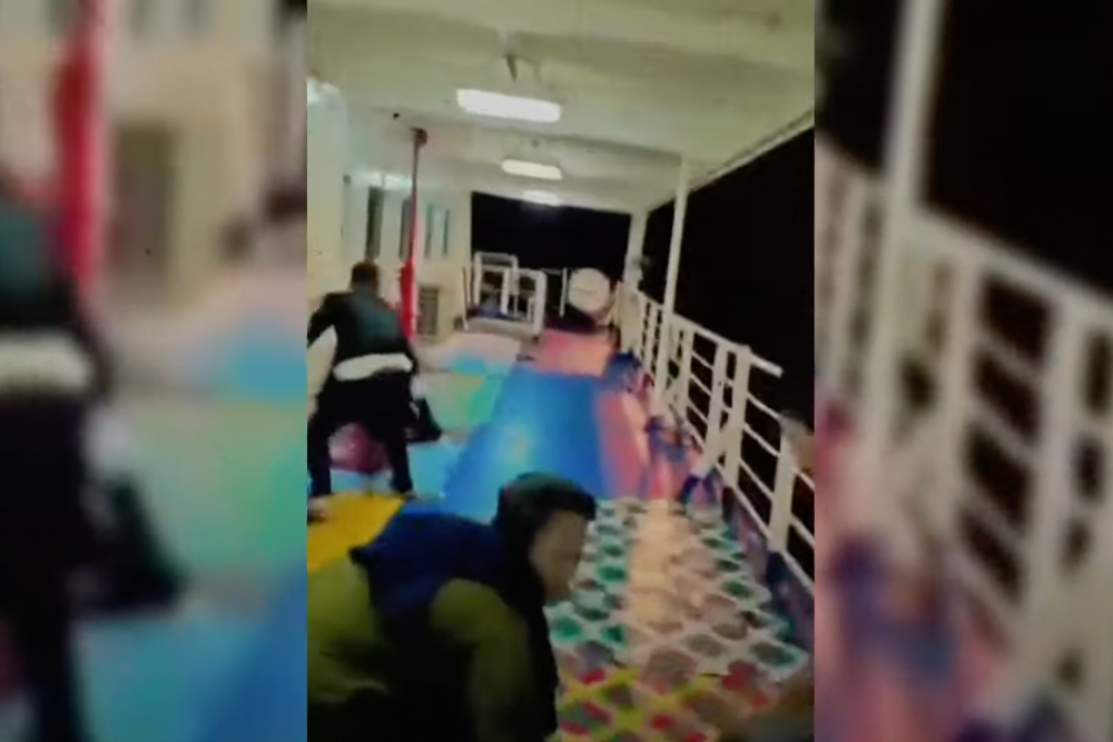 Tangkapan layar penumpang panik saat KMP Trimas tabrak kapal gas/ YouTube