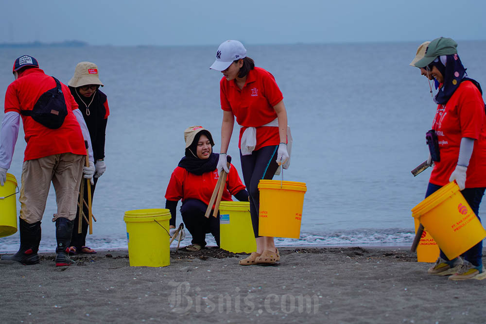  Prudential Indonesia Gelar Aksi Bersih-Bersih Pantai
