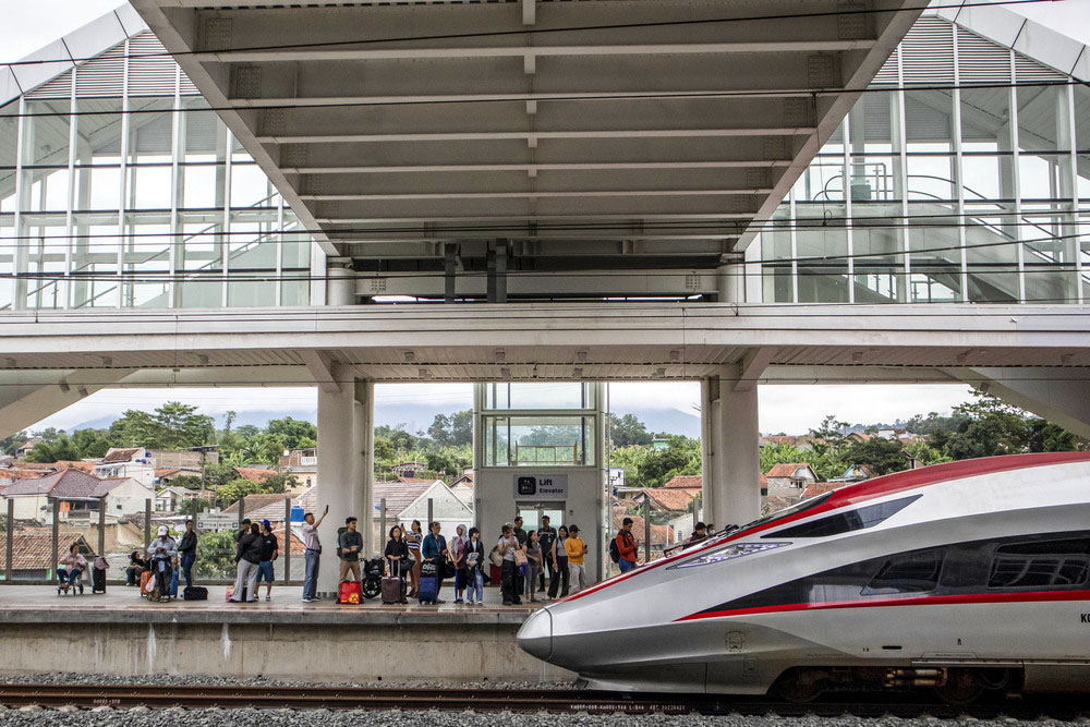  Peningkatan Penumpang Kereta Cepat Whoosh