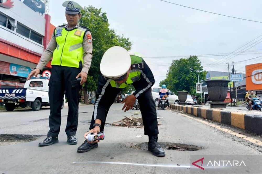  Jalan Berlubang Pantura Situbondo, Polisi Beri Tanda untuk Keamanan