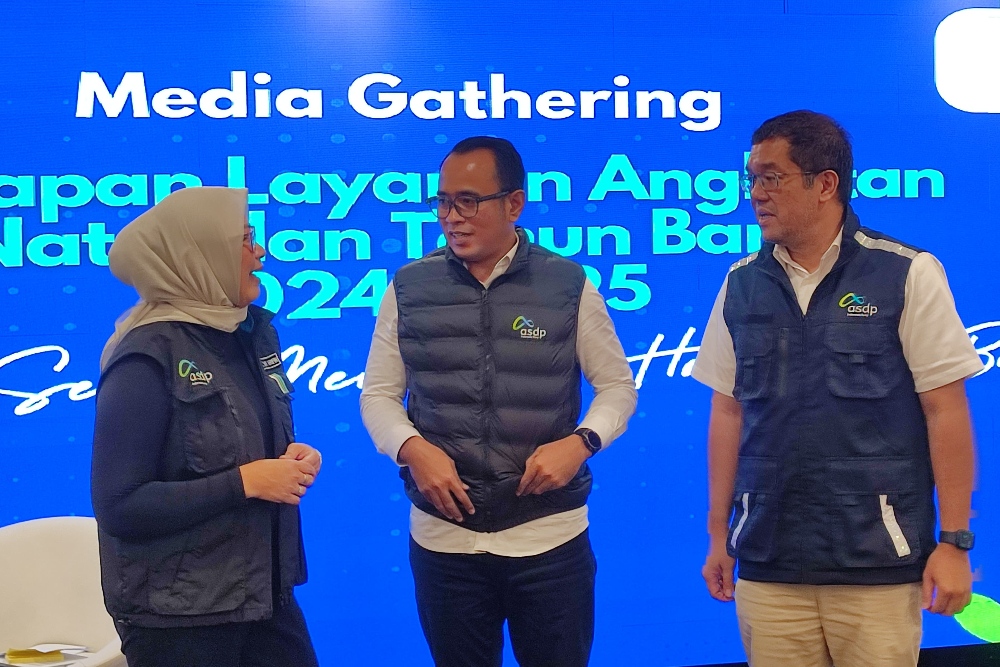 Jajaran Manajemen PT ASDP Indonesia Ferry (Persero), Corsec ASDP Shelvy Arifin, Direktur Utama ASDP Heru Widodo, dan Direktur Operasional dan Transformasi ASDP Rio Theodore Natalianto Lasse dalam Media Gathering persiapan layanan angkutan Nataru 2024/2025, Selasa (17/12/2024). Bisnis/Artha Adventy