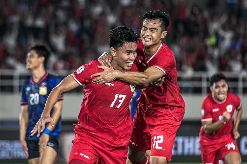 Pesepak bola Timnas Indonesia Muhammad Ferrari (kiri) dan Pratama Arhan (kanan) /Antara-Mohammad Ayudha.jpg