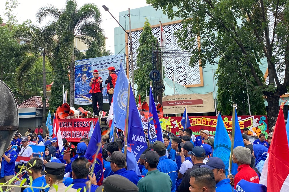  Buruh di Sumsel Geruduk Kantor Gubernur, Tuntut Revisi Penetapan Upah Sektoral 2025