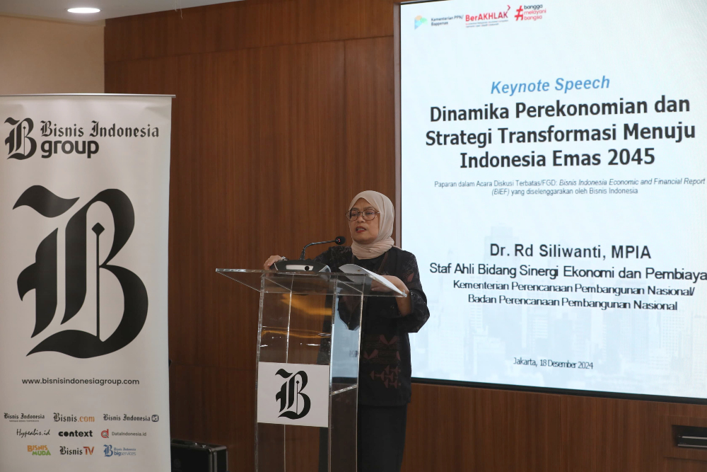 Staf Ahli Bidang Sinergi Ekonomi dan Pembiayaan Kementerian PPN/Bappenas Siliwanti memberikan pemaparan di acara Bisnis Indonesia Economic & Financial Report yang berlangsung di Wisma Bisnis Indonesia, Jakarta pada Rabu (18/12/2024). / Bisnis-Himawan L. Nugraha
