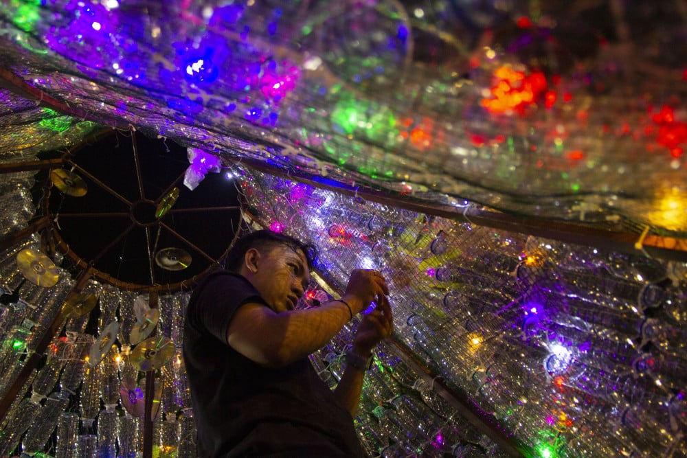  1.500 Botol Plastik Bekas Dirakit Menjadi Pohon Natal di Gereja Katedral St. Theresia Padang