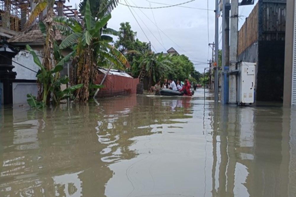  Seminyak Bali Banjir, Turis Dievakuasi Pakai Perahu Karet