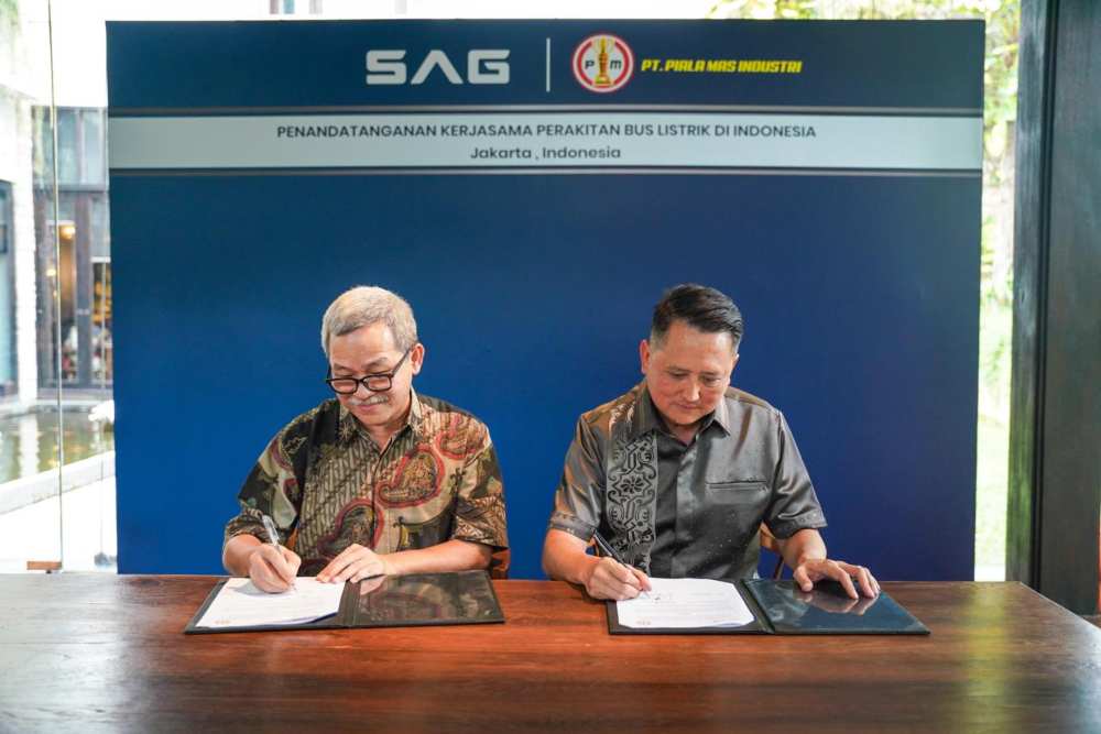 Johannes Herwanto, Direktur Utama SAG (kiri), bersama dengan CEO Piala Mas, Indra Soedjoko, menandatangani perjanjian kerja sama strategis perakitan bus listrik dengan nilai TKDN di Jakarta, beberapa waktu lalu/Istimewa