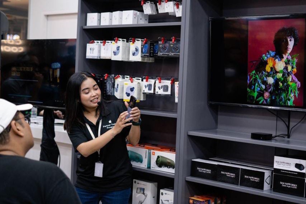 Petugas menjelaskan produk Apple di iBox/ Instagram