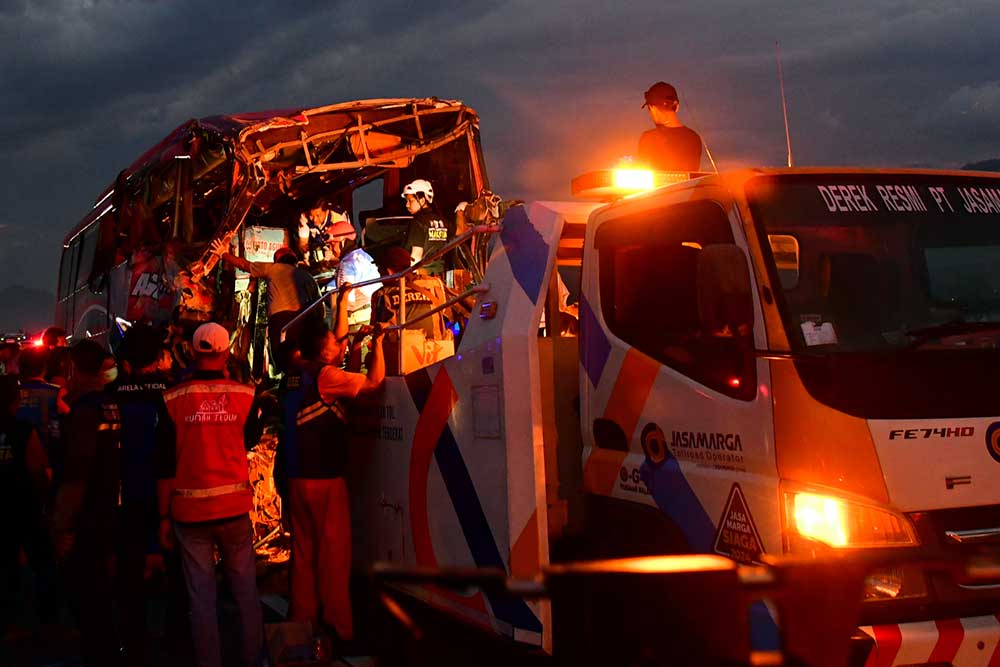  Kecelakaan Bus Pariwisata dan Truk di Jalan Tol Pandaan-Malang