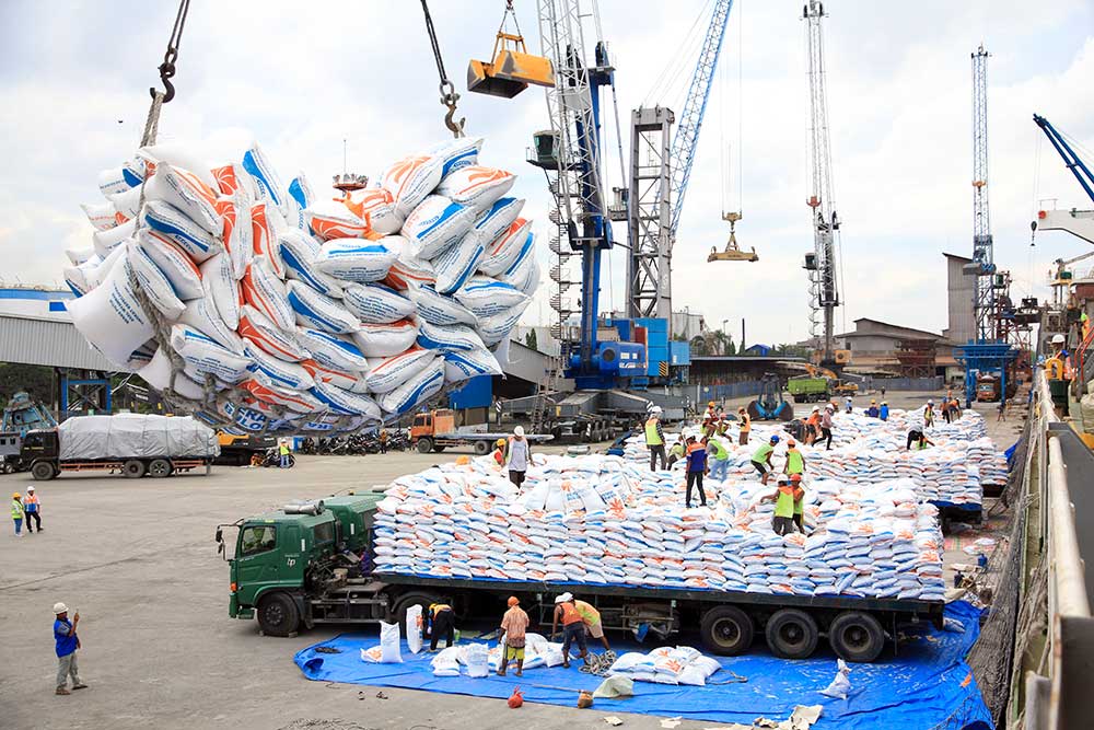  Kedatangan Beras Impor Sebanyak 9.000 Ton Dari Myanmar Untuk Stok Natal dan Tahun Baru