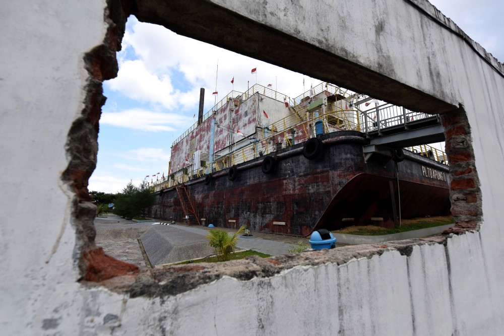 PLTD Apung 1, kapal pembangkit listrik yang terdampar di pantai akibat tsunami Aceh pada 2004 terlihat melalui lubang di dinding di Punge Blang Cut, provinsi Aceh, Indonesia, pada Kamis, 11 Desember 2014. Tsunami in menjadi bencana alam paling mematikan abad ini, yang merenggut lebih dari 220.000 jiwa dan membuat lebih dari 1,5 juta orang kehilangan tempat tinggal./ Dimas Ardian - Bloomberg