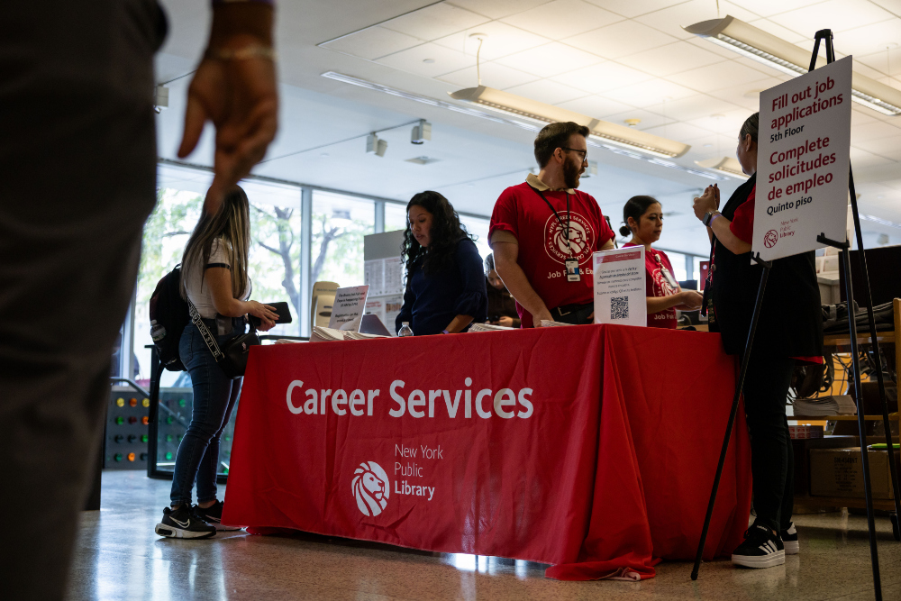 Pencari kerja mengumpulkan informasi dalam acara tahunan Job Fair & Expo Bronx Library Center di New York, Amerika Serikat pada Jumat (6/9/2024). / Bloomberg-Yuki Iwamura