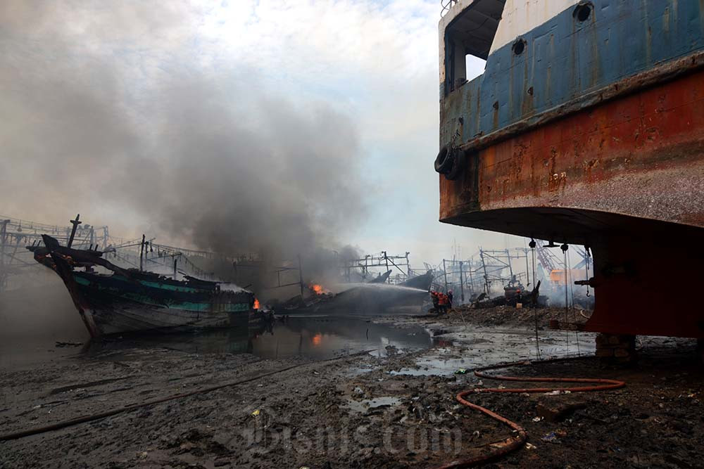  Kebakaran Perahu Nelayan di Pelabuhan Tegal