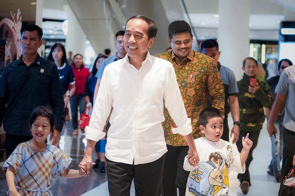Jokowi berjalan-jalan bersama cucunya di mal Kota Medan