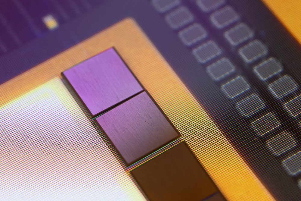 Memory chips yang dipajang dalam Semiconductor Exhibition (SEDEX) di Seoul, Korea Selatan pada Rabu (23/10/2024). / Bloomberg-SeongJoon Cho