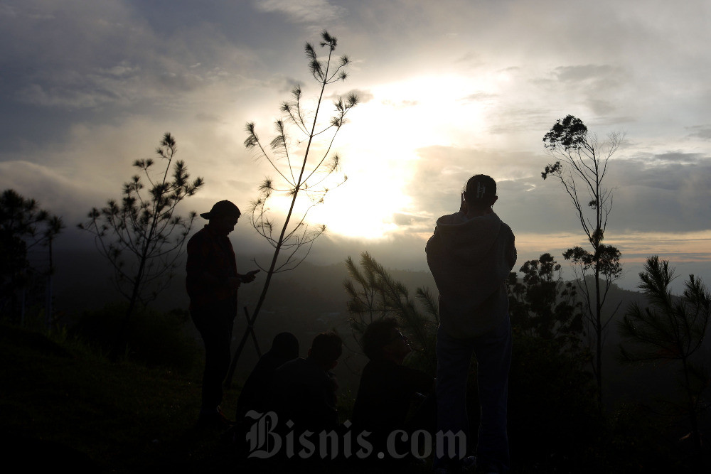 Berburu Matahari Terbit Pertama Awal Tahun di Puncak Gunung Batu Lembang