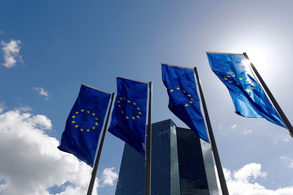Bendera Uni Eropa berkibar di luar kantor pusat Bank Sentral Eropa (ECB) di Frankfurt, Jerman, 26 April 2018. REUTERS/Kai Pfaffenbach