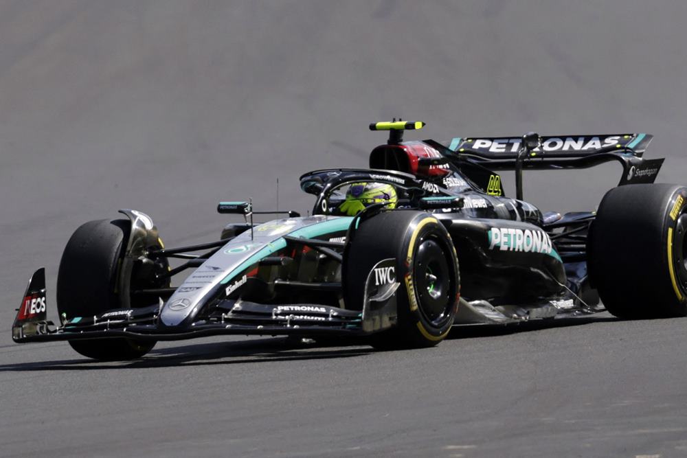Pembalap Mercedes, Lewis Hamilton / REUTERS-Leonhard Foeger