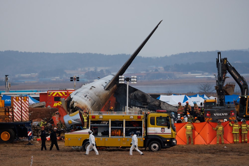 Suasana evakuasi Jeju Air yang menewaskan 179 penumpang dan awak pesawat pada Minggu (29/12/2024)/Bloomberg - SeongJoon Cho