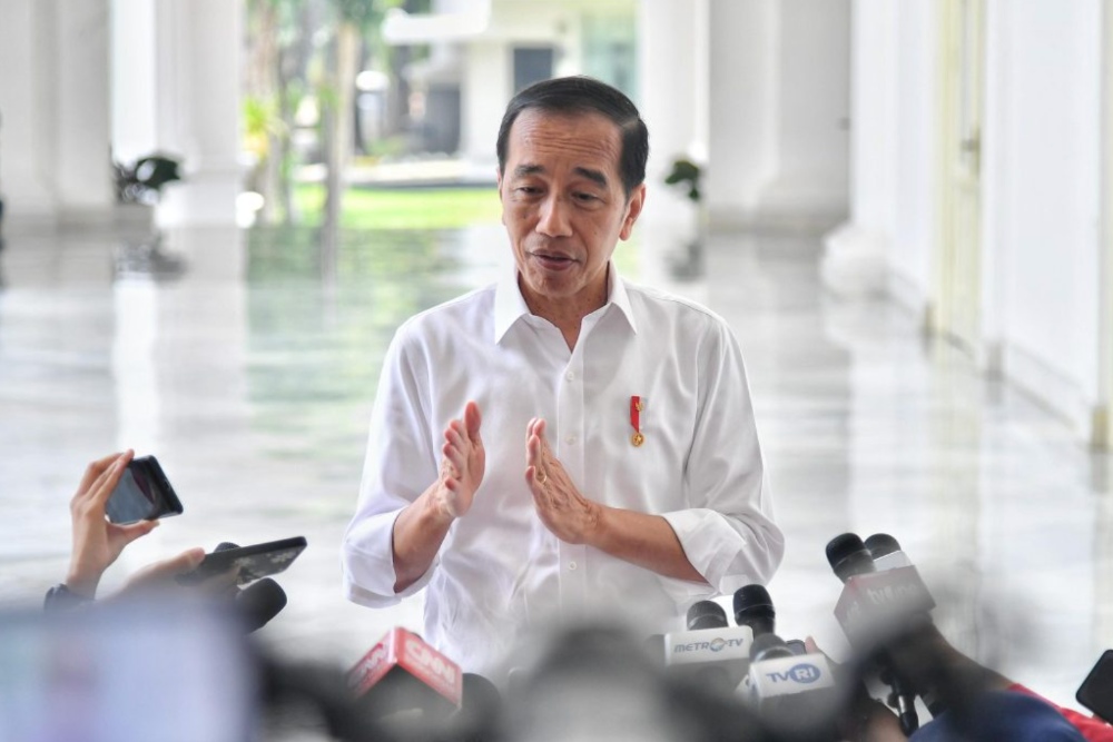 Presiden Joko Widodo (Jokowi) menanggapi pertanyaan awak media di Istana Merdeka, Jakarta, pada Sabtu, 21 September 2024. Foto: BPMI Setpres/Vico