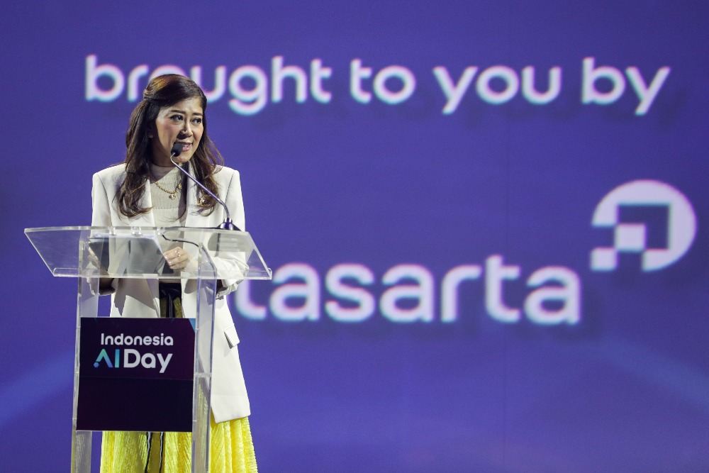 Menteri Komunikasi dan Digital Meutya Hafid menyampaikan kata sambutan saat acara Indonesia AI Day 2024 di Jakarta, Kamis (14/11/2024). Kegiatan yang mengusung tema Unleashing Indonesia’s AI Sovereignty ini menghadirkan para tokoh terkemuka untuk mengeksplorasi potensi besar Artificial intelligence (AI), sehingga dapat mendorong kemandirian digital dan berdampak positif bagi ekonomi Indonesia dan pengaruhnya secara global - JIBI/Bisnis/Arief Hermawan P.