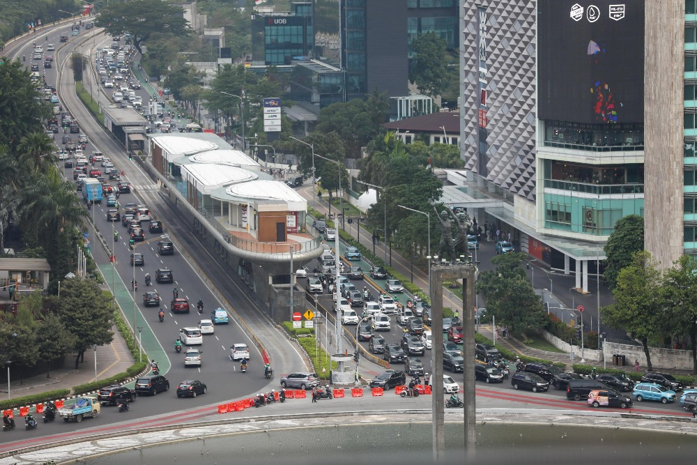 Kendaraan melintas di dekat Bundaran HI di Jakarta, Senin (11/11/2024)/Bisnis-Himawan L Nugraha