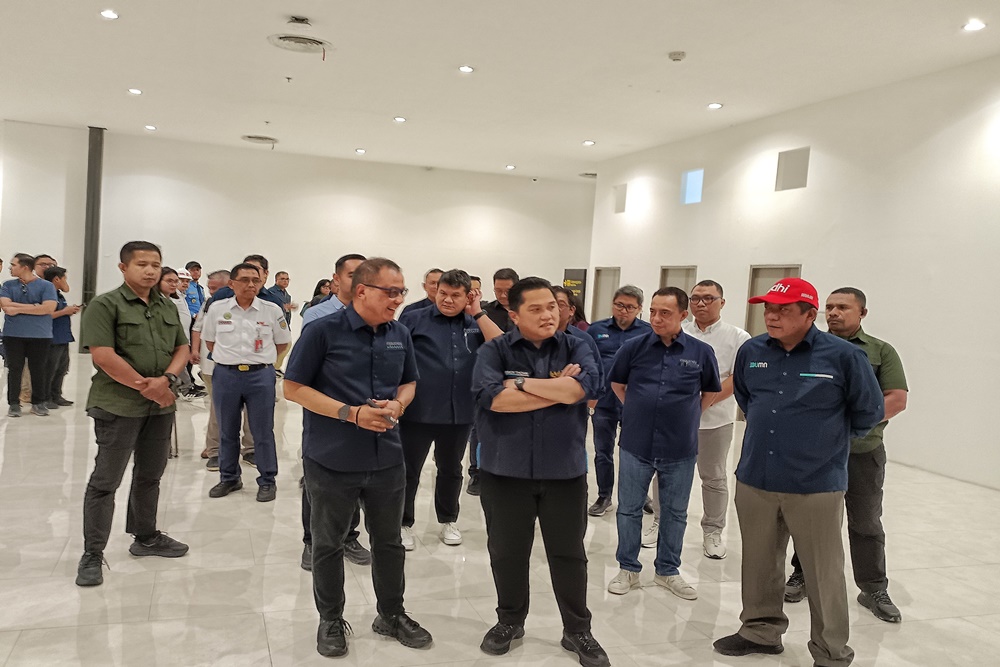 Menteri BUMN Erick Thohir meninjau kesiapan Terminal 2F Bandara Soetta untuk layanan Haji dan Umrah. (Bisnis/Rizqi Rajendra).