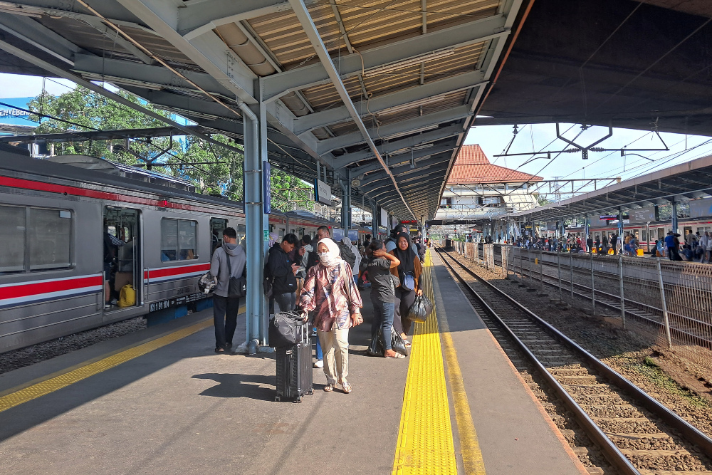 Suasana peron Stasiun Tanah Abang, Jakarta yang mulai dipadati pemudik pada H-2 lebaran, Senin (8/4/2024). - Bisnis/Dwi Rachmawati