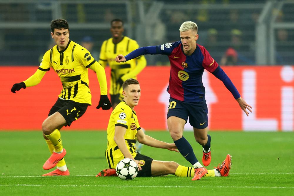 Pemain Barcelona, Dani Olmo bersama penggawa Borussia Dortmund Giovanni Reyna dan Nico Schlotterbeck /REUTERS-Leon Kuegeler