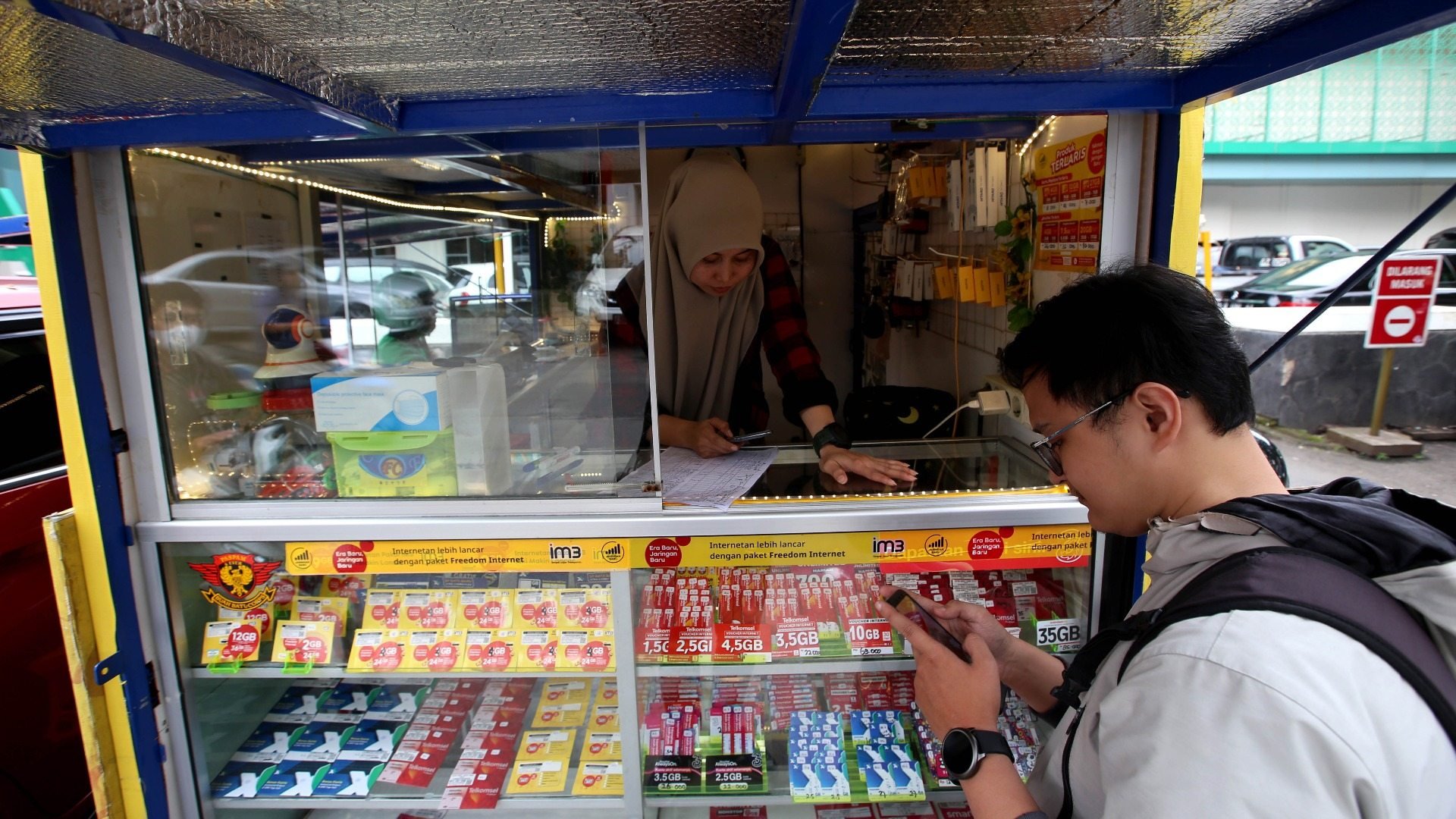 Pelanggan tengah membeli paket pulsa dan kuota di mobil box yang dimodifikasi menjadi konter pulsa di Bandung, Jawa Barat, Rabu (28/12)/Bisnis/Rachman